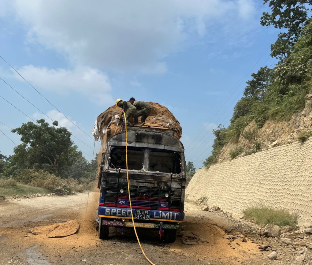 दाउन्ने जंगलमा भुस बोकेको ट्रकमा आगलागी