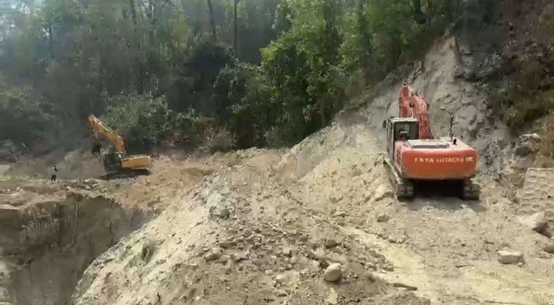 सुख्खा पहिरोले अवरुद्ध दाउन्ने सडक दुईतर्फी सञ्चालन
