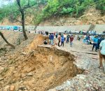 सडक भासिएपछि दाउन्नेमा गएराति देखि दुईतर्फी राजमार्ग अवरुद्ध
