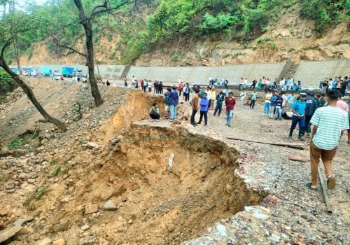 सडक भासिएपछि दाउन्नेमा गएराति देखि दुईतर्फी राजमार्ग अवरुद्ध