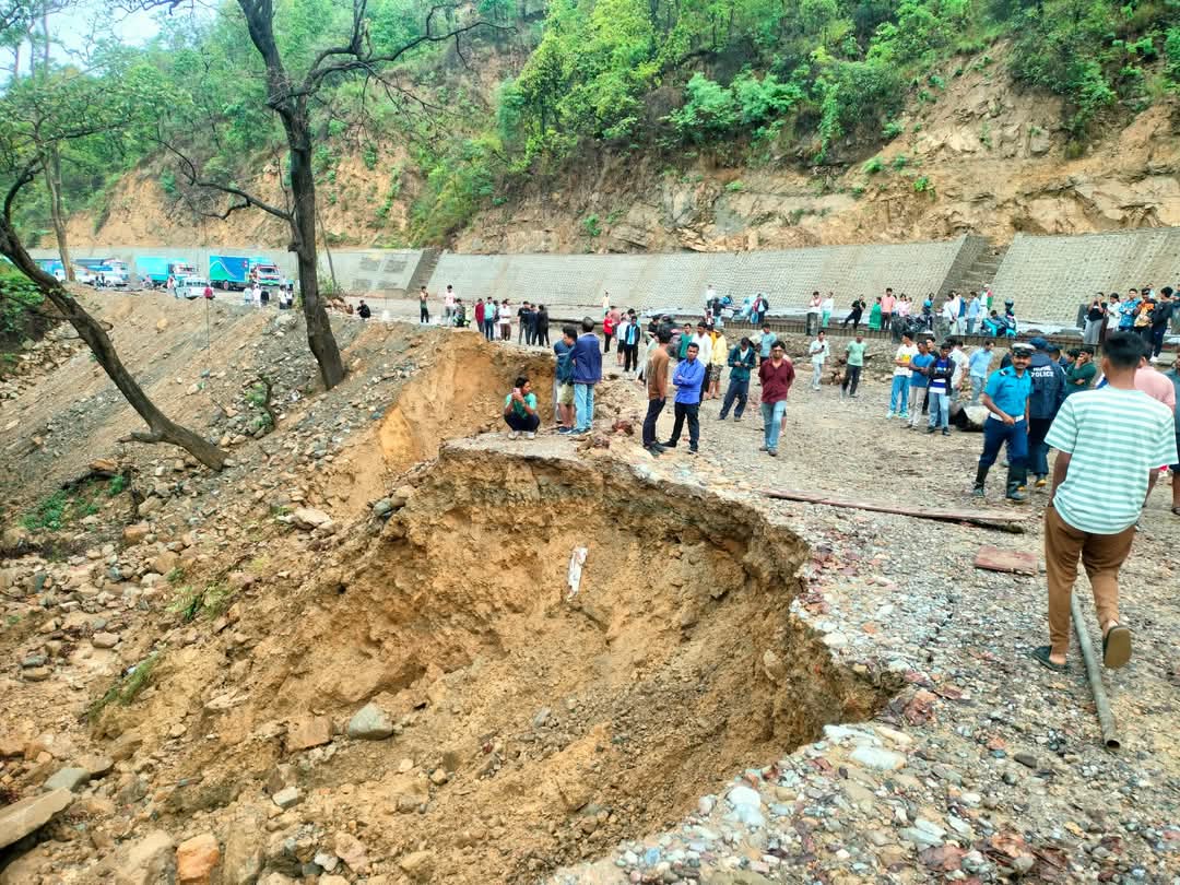 सडक भासिएपछि दाउन्नेमा गएराति देखि दुईतर्फी राजमार्ग अवरुद्ध