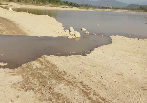 दुम्किबासमा डाईभर्सन बगाउँदा पुर्व पश्चिम् राजमार्ग अवरुद्ध