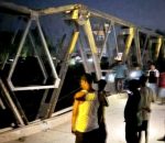 ओभरलोडले चोरमाराको पुल भाचियो,पुर्व पश्चिम् राजमार्ग अवरुद्ध