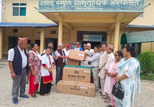 सुस्ता गाउँपालिकाद्वारा सामुदायिक अस्पताललाई विविध सामग्री सहयोग