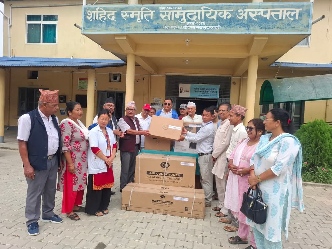 सुस्ता गाउँपालिकाद्वारा सामुदायिक अस्पताललाई विविध सामग्री सहयोग