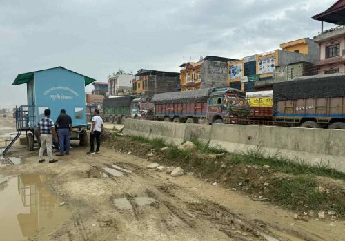 जाममा परेका यात्रुलाई नगरपालिकाको घुम्ती शौचालय