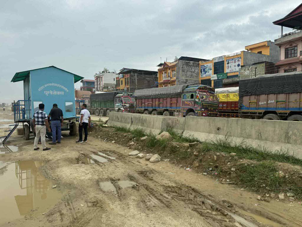 जाममा परेका यात्रुलाई नगरपालिकाको घुम्ती शौचालय