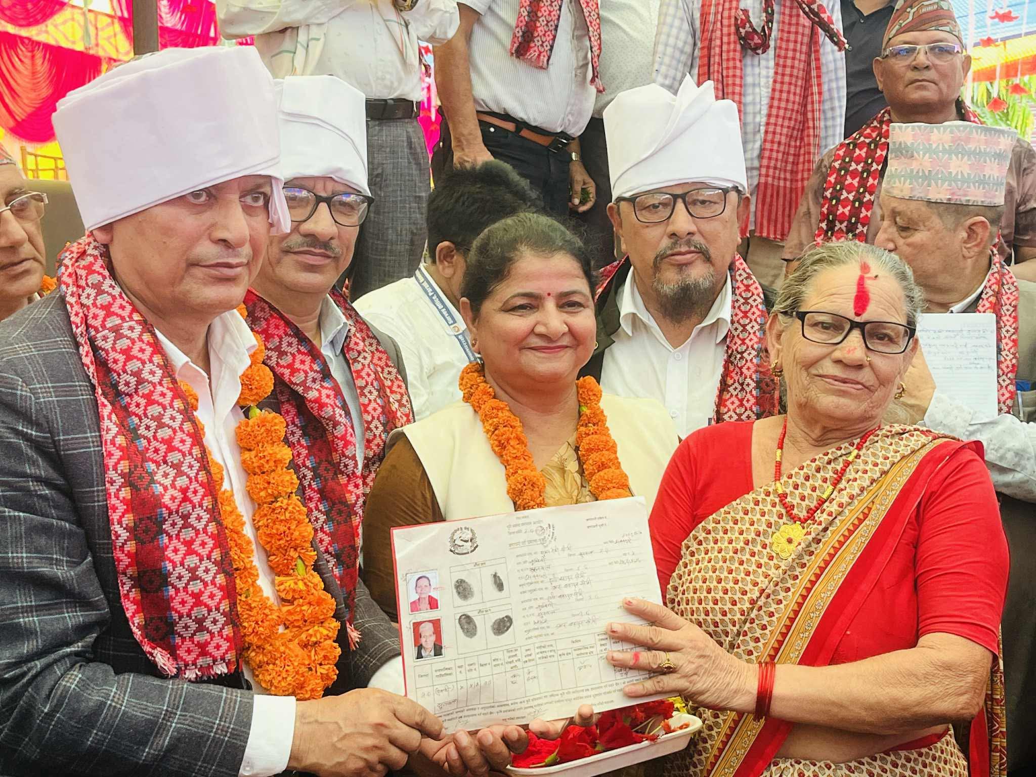 सुनवलमा १ सय ५५ जना अव्यवस्थित बसोबासीलाई जग्गाधनी पुर्जा