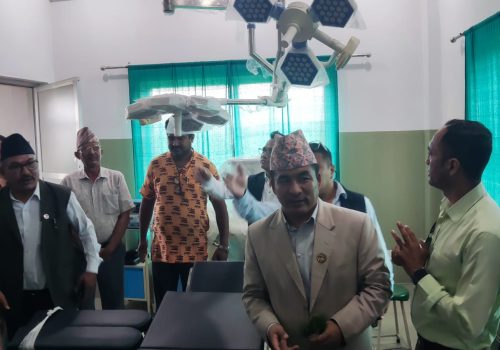 नगरका अस्पताललाई उपकरण र चिकित्सक उपलब्ध गराउने स्वास्थ्य मन्त्रीको प्रतिबद्धता 