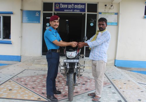 चोरी भएको मोटरसाइकल फेला पारी सवारी धनीलाई बुझाईयो