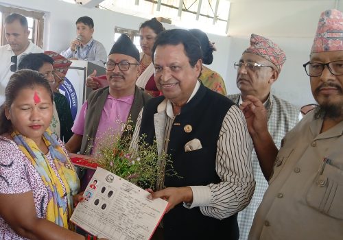 बर्दघाटमा एक सय जनालाई लालपुर्जा बितरण 