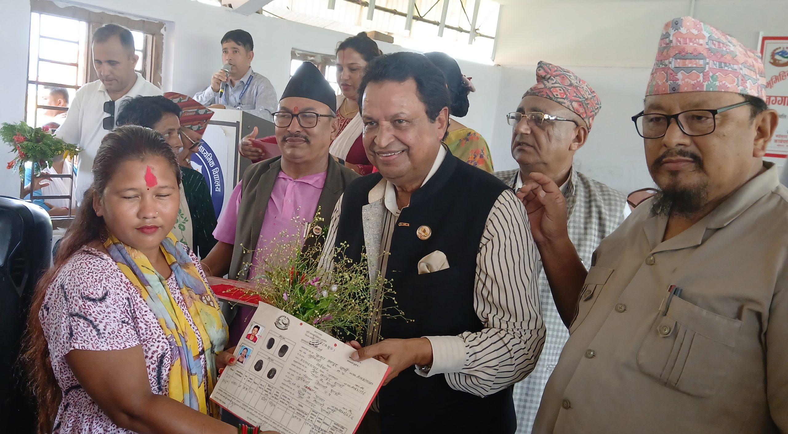 बर्दघाटमा एक सय जनालाई लालपुर्जा बितरण 