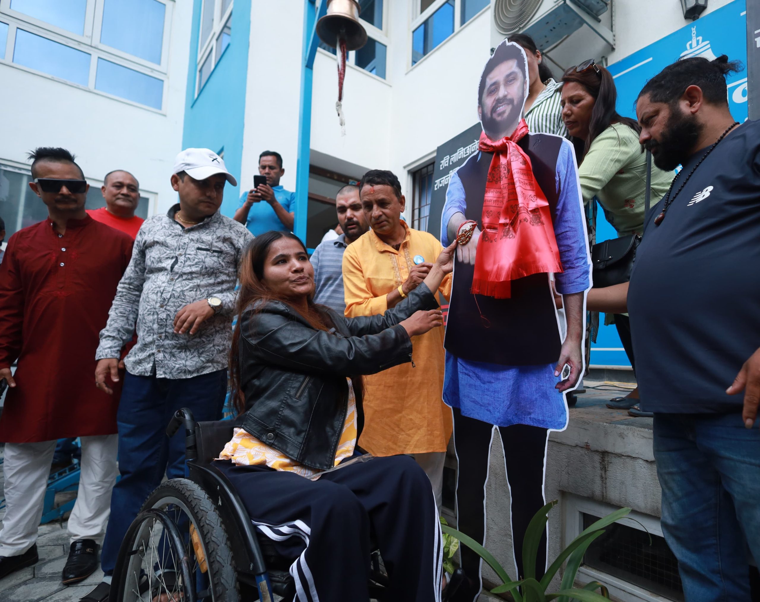 रविको पोस्टर “कट आउटमा” समर्थकले बाँधे राखी