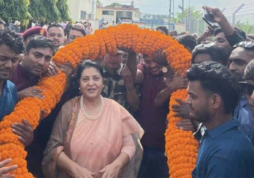 पूर्वराष्ट्रपति भण्डारीलाई एमाले कार्यकर्ताले गरे ५१ किलोको मालाले स्वागत