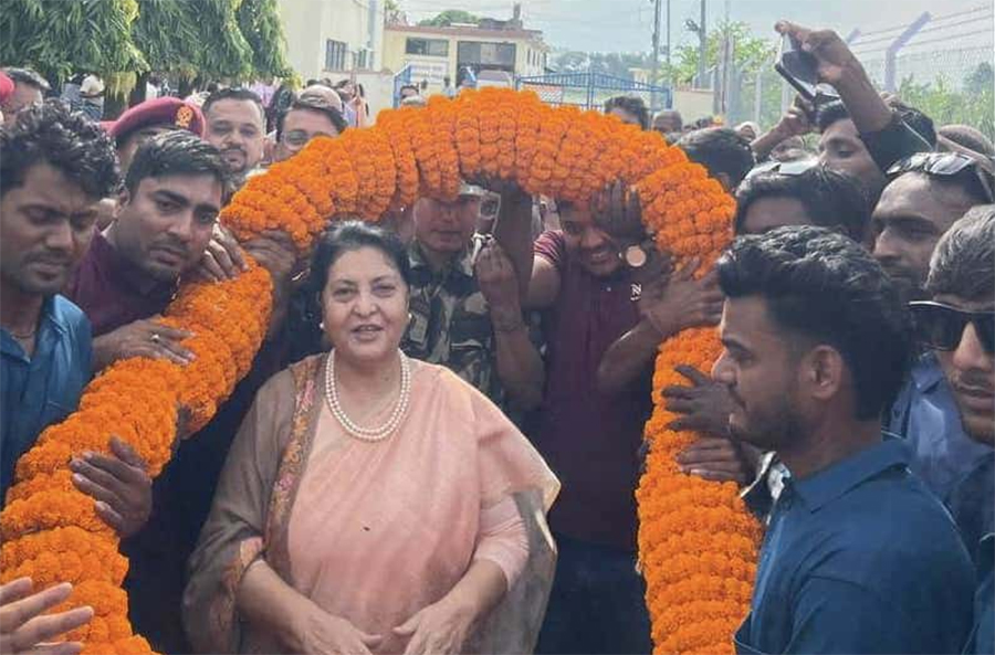 पूर्वराष्ट्रपति भण्डारीलाई एमाले कार्यकर्ताले गरे ५१ किलोको मालाले स्वागत
