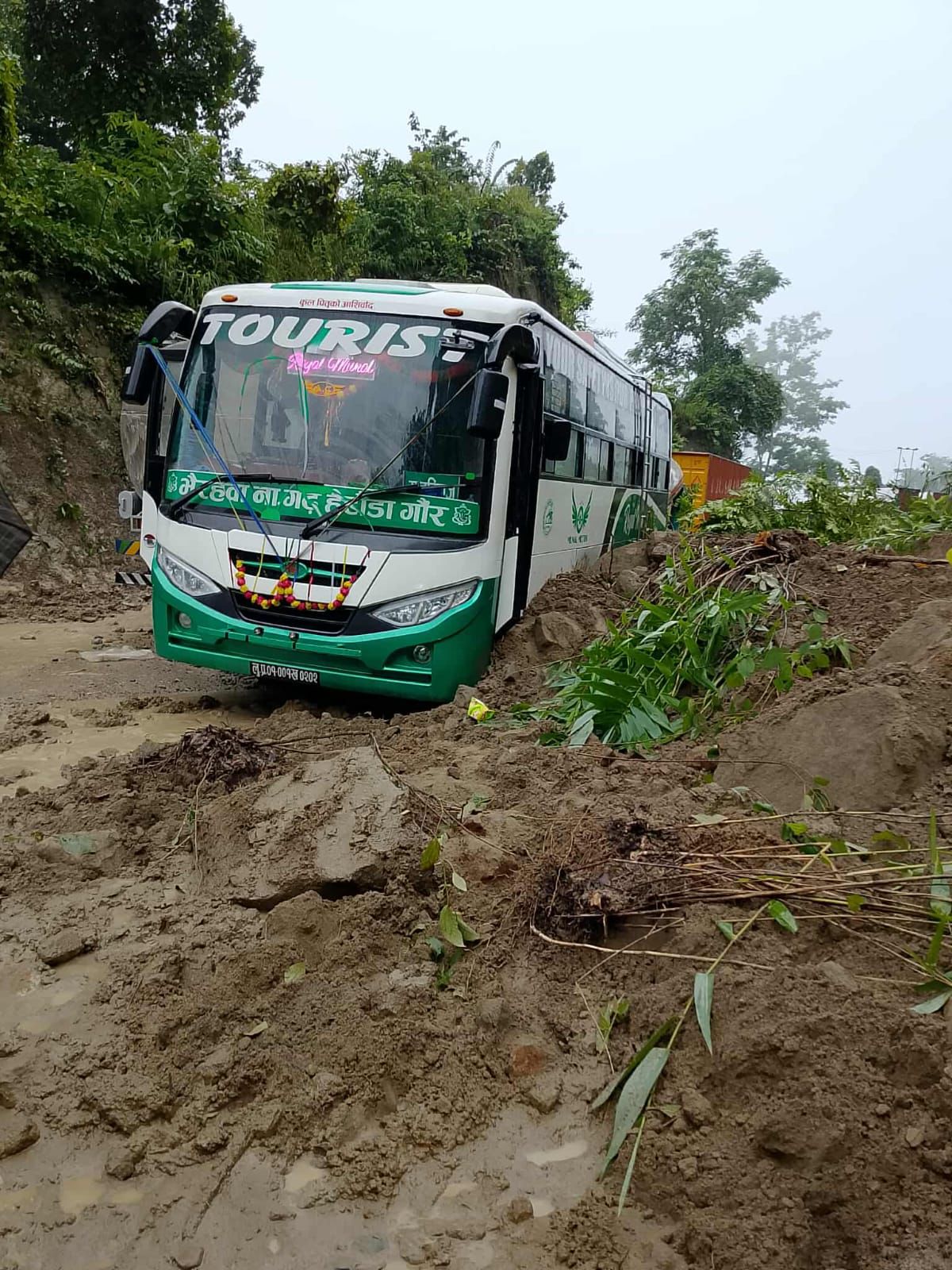 पहिरो खस्दा दाउन्ने सडक पुर्ण रुपमा अवरुद्ध